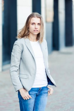 Ofis şirket yakınındaki güzel gülümseyen sarışın genç kadın portresi