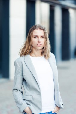 Ofis şirket yakınındaki güzel gülümseyen sarışın genç kadın portresi