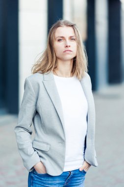 Ofis şirket yakınındaki güzel gülümseyen sarışın genç kadın portresi