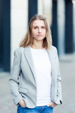 Ofis şirket yakınındaki güzel gülümseyen sarışın genç kadın portresi