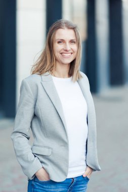 Ofis şirket yakınındaki güzel gülümseyen sarışın genç kadın portresi