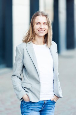 Ofis şirket yakınındaki güzel gülümseyen sarışın genç kadın portresi