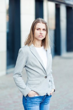 Ofis şirket yakınındaki güzel gülümseyen sarışın genç kadın portresi