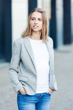 Ofis şirket yakınındaki güzel gülümseyen sarışın genç kadın portresi