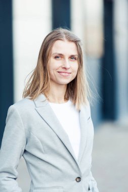 Ofis şirket yakınındaki güzel gülümseyen sarışın genç kadın portresi