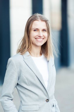 Ofis şirket yakınındaki güzel gülümseyen sarışın genç kadın portresi