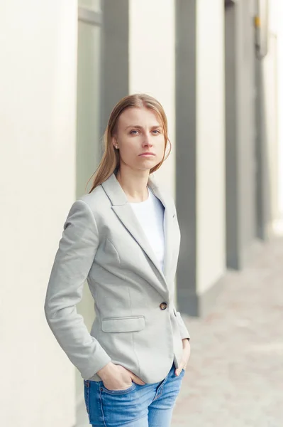 Porträtt Vackra Leende Blond Ung Kvinna Nära Office Företaget — Stockfoto