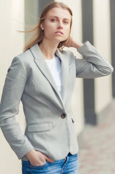 Retrato Hermosa Mujer Joven Rubia Sonriente Cerca Empresa Oficina — Foto de Stock