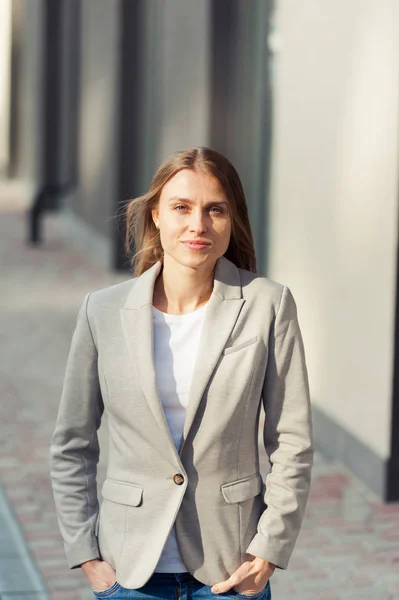 Retrato Bela Sorridente Loira Jovem Perto Empresa Escritório — Fotografia de Stock