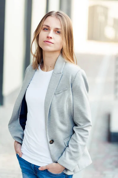 Porträtt Vackra Leende Blond Ung Kvinna Nära Office Företaget — Stockfoto