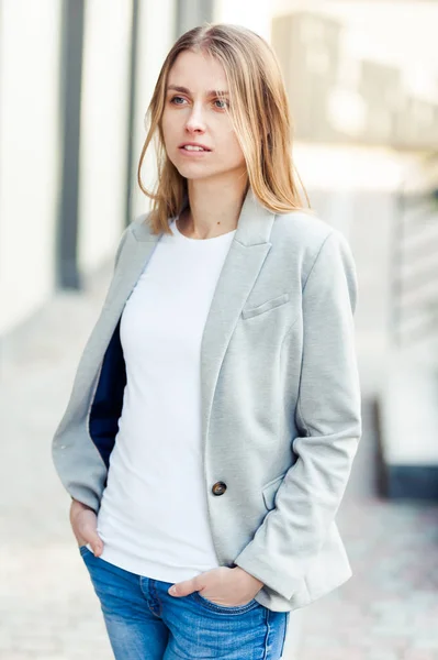 Porträtt Vackra Leende Blond Ung Kvinna Nära Office Företaget — Stockfoto