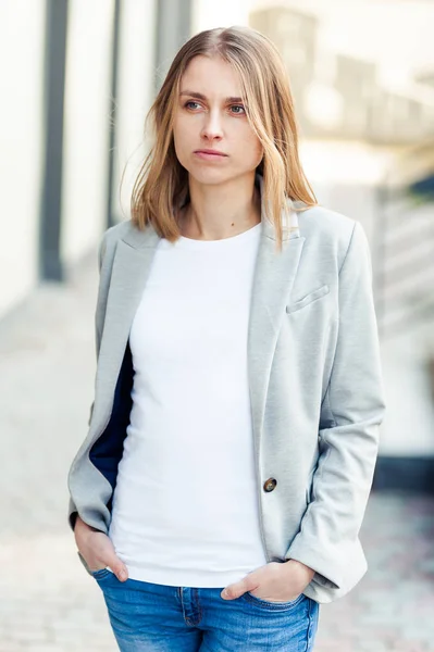 Porträtt Vackra Leende Blond Ung Kvinna Nära Office Företaget — Stockfoto