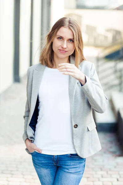 Porträtt Vackra Leende Blond Ung Kvinna Nära Office Företaget — Stockfoto