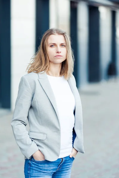 Porträtt Vackra Leende Blond Ung Kvinna Nära Office Företaget — Stockfoto