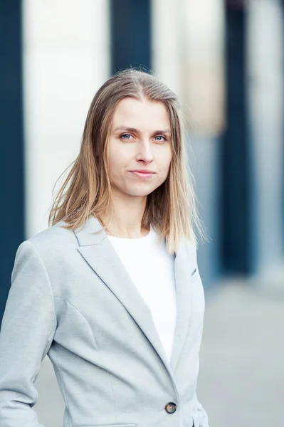 Porträtt Vackra Leende Blond Ung Kvinna Nära Office Företaget — Stockfoto