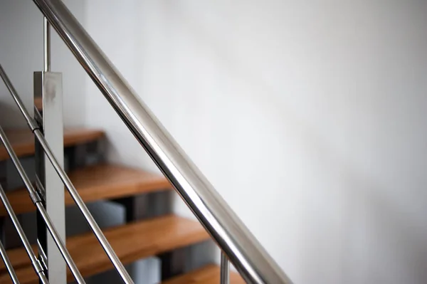木制楼梯和金属扶手 — 图库照片