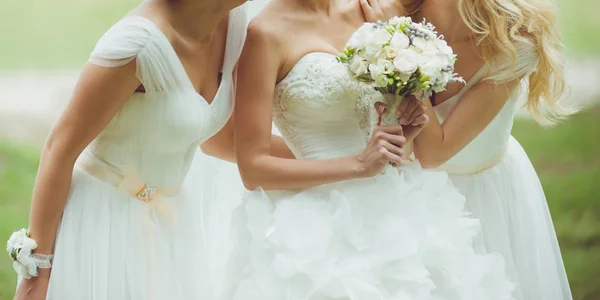 Bella Sposa Con Damigella Onore Bouquet Sposa — Foto Stock