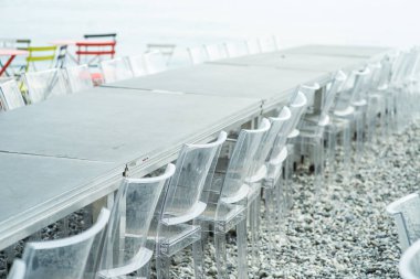 Sahilde kafe için sandalyeler ve masalar