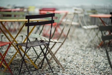 Sahilde kafe için sandalyeler ve masalar