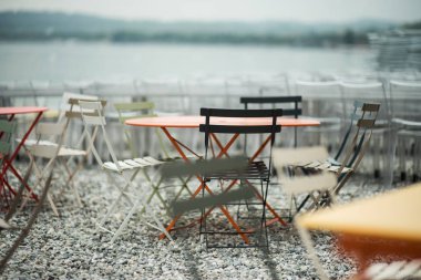 Sahilde kafe için sandalyeler ve masalar