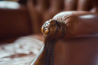 Ahşap uçlarla eski deri mobilyalar