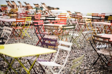 Metal korkuluklar ve cam duvar açık