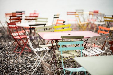 Metal korkuluklar ve cam duvar açık