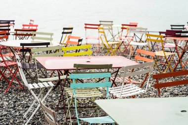 Metal korkuluklar ve cam duvar açık