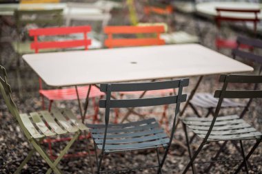 Metal korkuluklar ve cam duvar açık