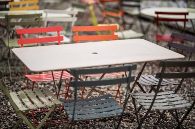 Metal korkuluklar ve cam duvar açık