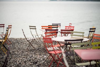 Metal korkuluklar ve cam duvar açık