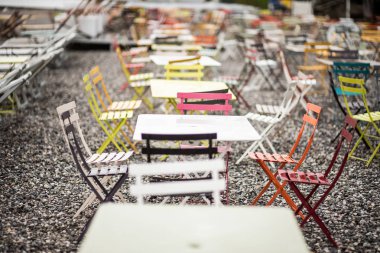 Metal korkuluklar ve cam duvar açık