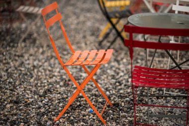 Metal korkuluklar ve cam duvar açık