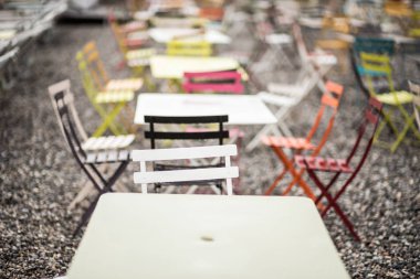 Metal korkuluklar ve cam duvar açık