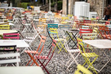 Metal korkuluklar ve cam duvar açık