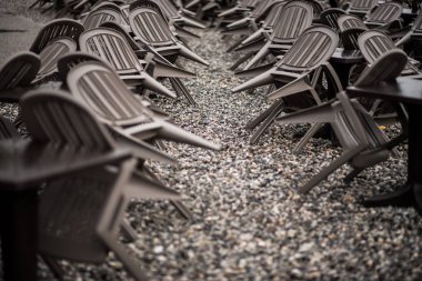 Metal korkuluklar ve cam duvar açık