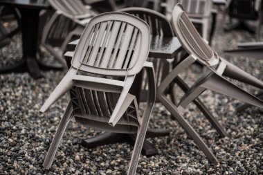 Metal korkuluklar ve cam duvar açık