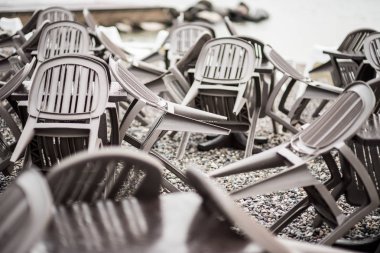 Metal korkuluklar ve cam duvar açık