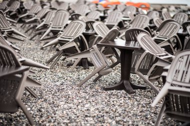 Metal korkuluklar ve cam duvar açık