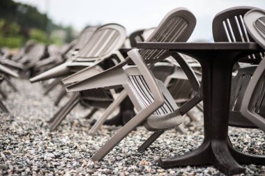 Metal korkuluklar ve cam duvar açık