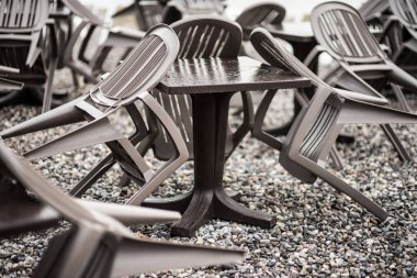 Metal korkuluklar ve cam duvar açık