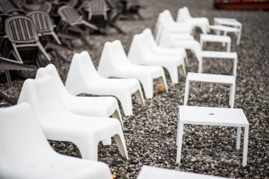 Metal korkuluklar ve cam duvar açık