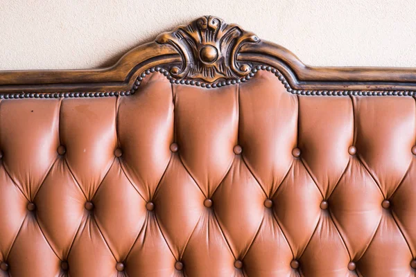 Ahşap uçlarla eski deri mobilyalar