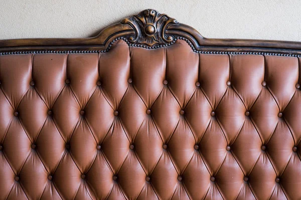 Ahşap uçlarla eski deri mobilyalar