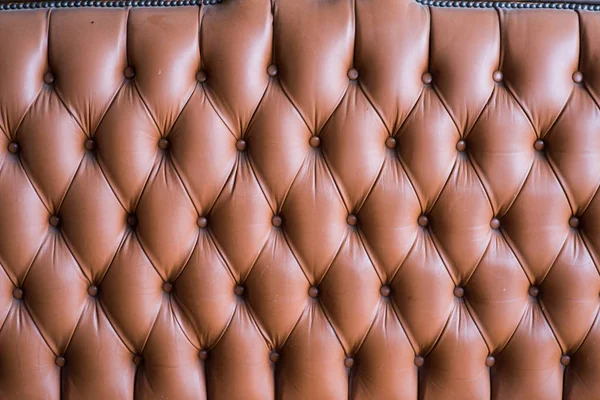 Ahşap uçlarla eski deri mobilyalar