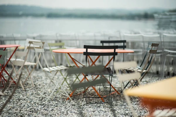 Sahilde kafe için sandalyeler ve masalar