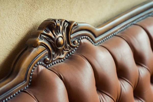 Ahşap uçlarla eski deri mobilyalar