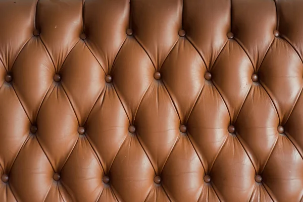 Ahşap uçlarla eski deri mobilyalar