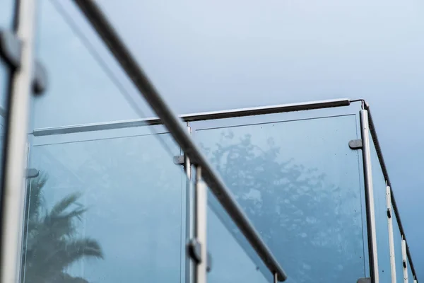 Metal korkuluklar ve cam duvar açık