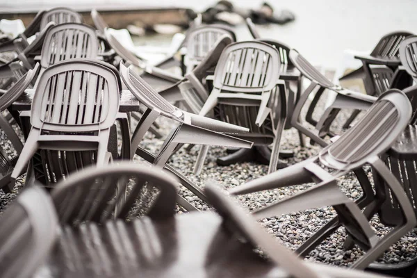 Metal korkuluklar ve cam duvar açık